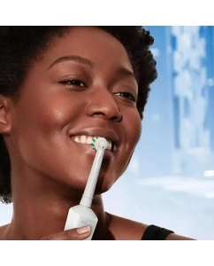 Купить Электрическая зубная щетка Braun Oral-B Vitality Pro D103.413.3 белая  в E-mobi