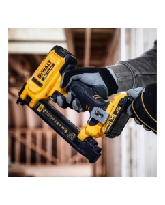 Купить Аккумуляторный скобозабивной пистолет Dewalt DCN701N, 18 В, без АКБ и ЗУ DCN701N-XJ  в E-mobi
